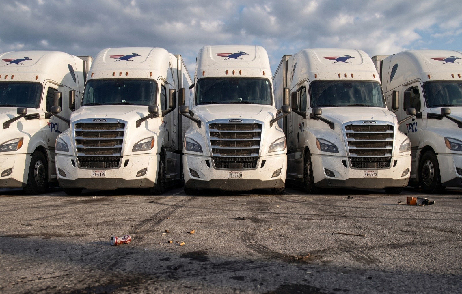 Flota de tractocamiones PCL Trucking estacionada en patio