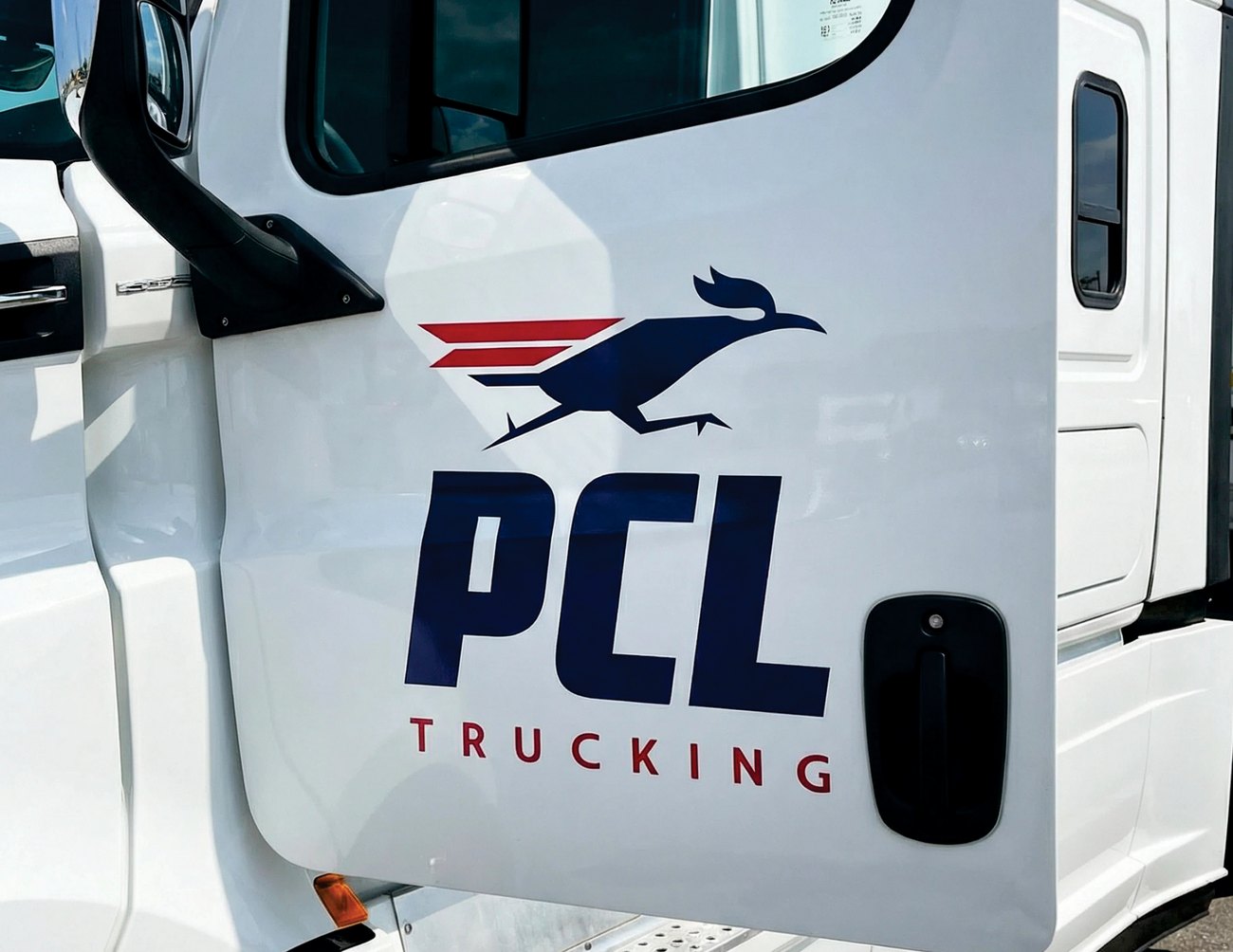 Logo PCL Trucking aplicado en puerta de tractocamion